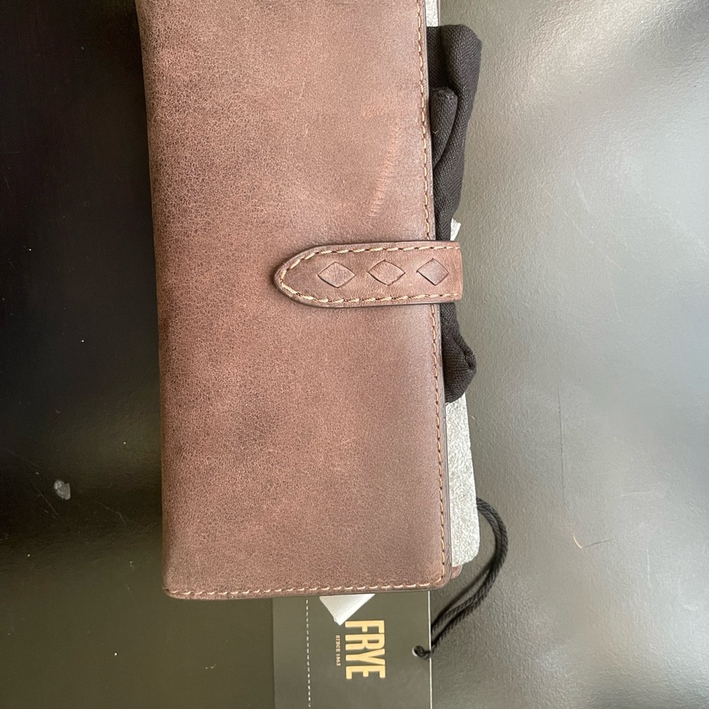 NYW AUTHENTIC FRYE WOMENS WALLET